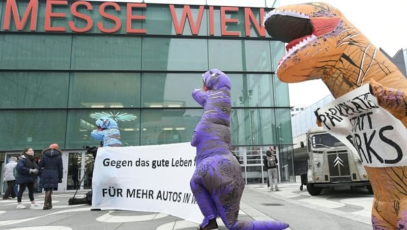 Einige Dinosaurier waren beim Klimaprotest ebenfalls zugegen und demonstrierten - nicht ohne Sarkasmus - „für mehr Autos in Wien“. (Bild: APA/HANS KLAUS TECHT)