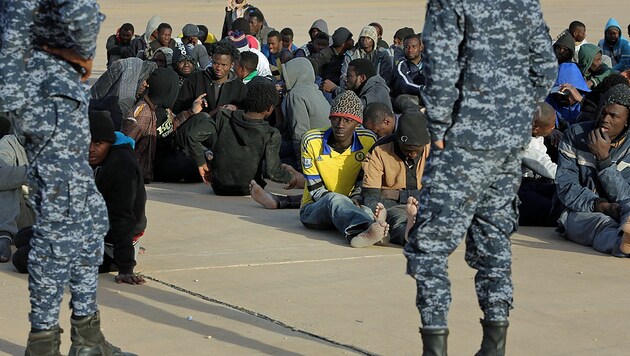 Viele Migranten werden in libyschen Internierungslagern festgehalten. (Bild: APA/AFP/MAHMUD TURKIA)