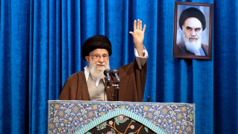 Nach achtjähriger Pause predigte Khamenei beim Freitagsgebet in Teheran wieder von „Märtyrern“ und „Terroristen“. (Bild: ASSOCIATED PRESS)