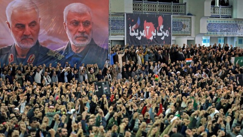 Fans des Ayatollah feiern Kassem Soleimani (li.) sowie den ebenfalls jüngst im Irak getöteten irakischen Milizenführer Abu Mehdi al-Muhandis. (Bild: APA/AFP/KHAMENEI.IR/HO)