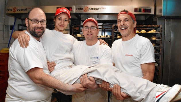 Auf Händen tragen ihre Kollegen Bäckermeisterin Yvonne Graßhoff. Die Weißkirchnerin hat ihre Berufswahl nie bereut. (Bild: Kevin Geißler)