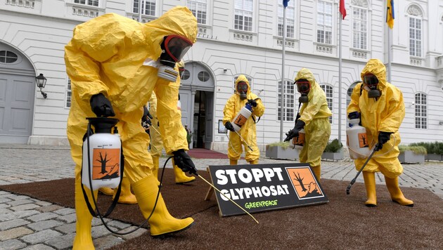 Umweltschützer warnen vor Glyphosat - das Verbot lässt aber weiter auf sich warten. (Bild: APA/ROLAND SCHLAGER)
