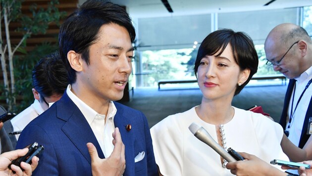 Umweltminister Shinjiro Koizumi und seine Frau Christel Takigawa sind frischgebackene Eltern und eine Sensation in Japan. (Bild: AP)