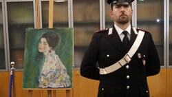 "Das Bildnis einer Frau" von Klimt wurde mehr als 20 Jahre nach seinem Verschwinden in einem Verlies einer Kunstgalerie gefunden. (Bild: AP)