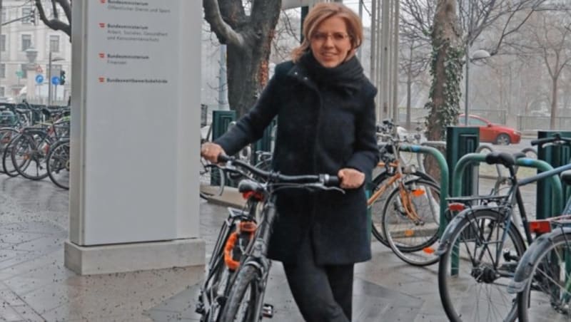 Umweltministerin Gewessler ist mit dem Fahrrad da. (Bild: Zwefo)