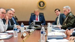 Trump im „Situation Room“ im Weißen Haus (Bild: ASSOCIATED PRESS)