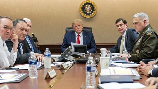 Trump im „Situation Room“ im Weißen Haus (Bild: ASSOCIATED PRESS)