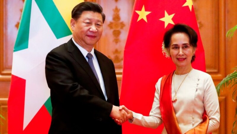 Xi Jinping (links) beim Treff mit Aung San Suu Kyi (Bild: AFP)