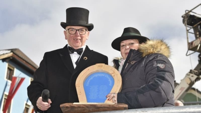 Kommissär Walter Salmer und seine Ehefrau Rosi bekamen ein Geschenk überreicht. (Bild: Holitzky Roland)