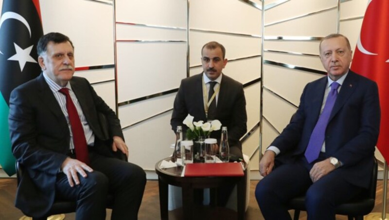 Der libysche Ministerpräsident Fajis al-Sarradsch (links) mit seinem Unterstützer, dem türkischen Präsidenten Recep Tayyip Erdogan, beim Gipfel in Berlin (Bild: APA/AFP/TURKISH PRESIDENTIAL PRESS SERVICE/Murat CETINMUHURDAR)