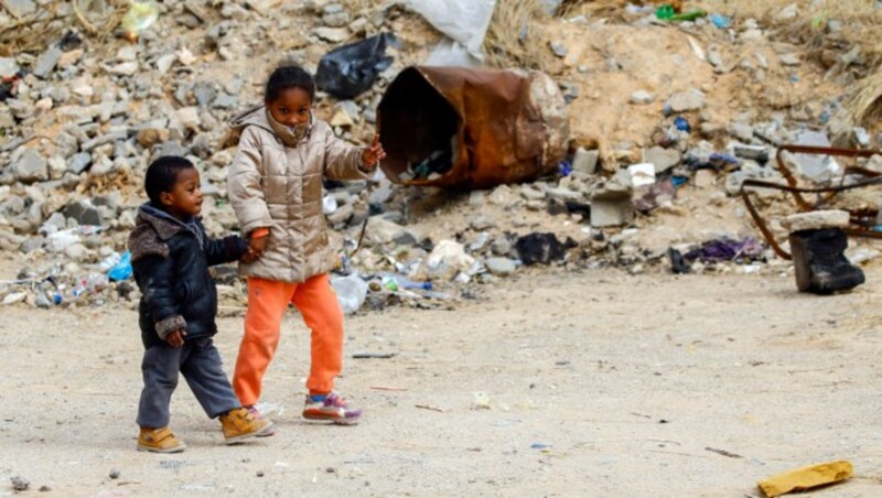 Neue Hoffnung für durch die Kampfhandlungen vertriebene Libyer, wie diese beiden Kinder in Tripolis (Bild: APA/AFP/Mahmud TURKIA)