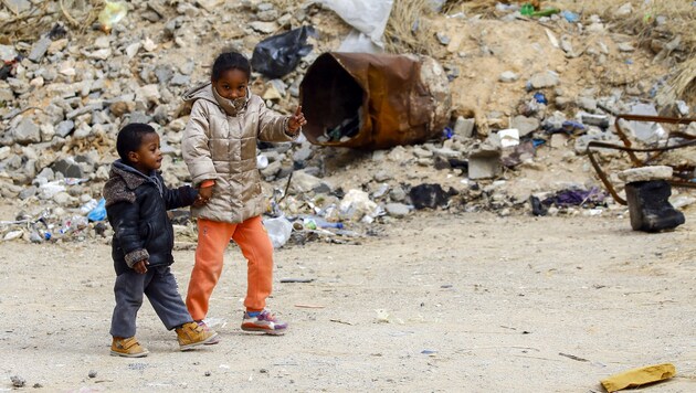 Neue Hoffnung für durch die Kampfhandlungen vertriebene Libyer, wie diese beiden Kinder in Tripolis (Bild: APA/AFP/Mahmud TURKIA)