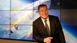 Damit die ukrainische Armee auch bei russischen Angriffen auf die Kommunikations-Infrastruktur online bleibt, hat SpaceX-Chef Elon Musk Starlink-Antennen in die Ukraine geschickt - sehr zum Missfallen von Roskosmos-Chef Rogosin. (Bild: AP)