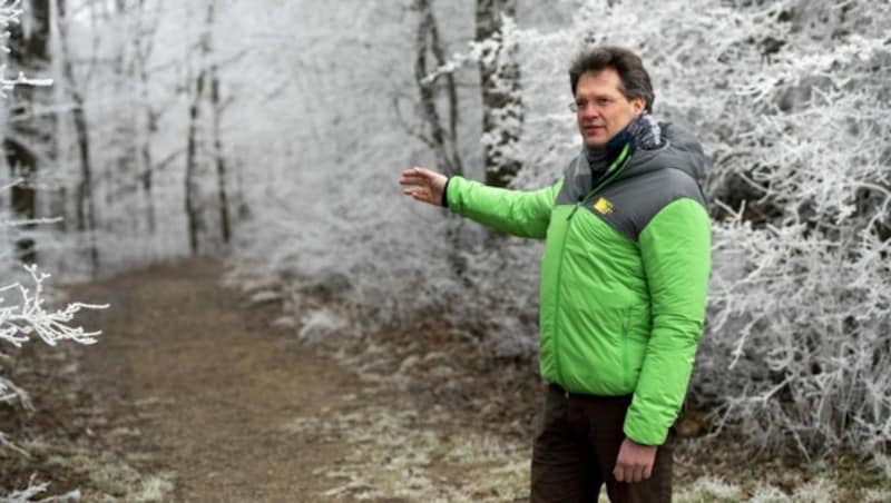 Direktor Christian Übl verfolgt die Spur des Elchs in und um den Nationalpark. (Bild: Imre Antal)