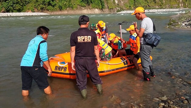 Rettungskräfte bei der Suche nach den Toten im Fluss. (Bild: Disaster Mitigation Agency of Bengkulu Province's Kaur District)