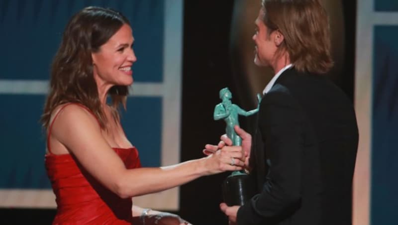 Jennifer Garner überreichte Brad Pitt die Trophäe. (Bild: 2020 Getty Images)