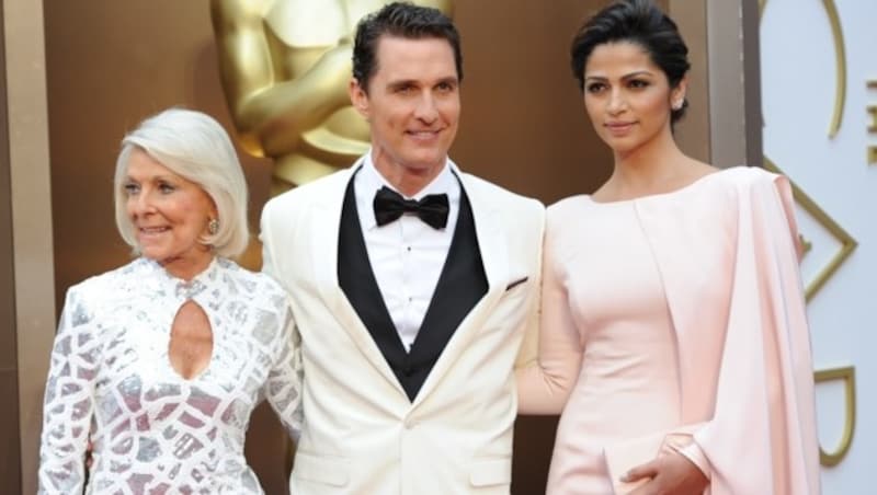 Matthew McConaughey mit Ehefrau Camila Alves und Mama Kay (Bild: AFP)