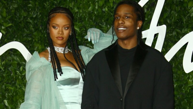 Rihanna mit ASAP Rocky am roten Teppich der Fashion Awards im Dezember 2019 (Bild: Invision)