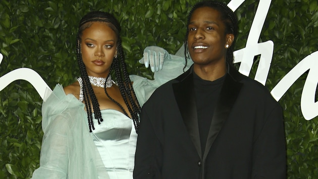 Rihanna mit ASAP Rocky am roten Teppich der Fashion Awards im Dezember 2019 (Bild: Invision)