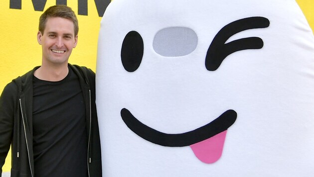 Snapchat-CEO Evan Spiegel mit Firmenmaskottchen (Bild: AFP)