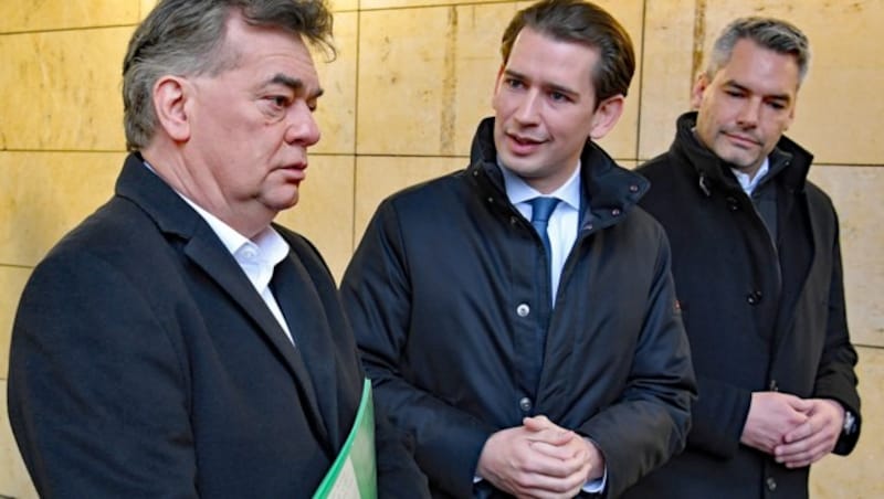 Drei maßgebliche Stimmen bezüglich Sicherungshaft: Grünen-Chef Werner Kogler, Kanzler Kurz, Innenminister Karl Nehammer (v.l.) (Bild: APA/ROLAND SCHLAGER)