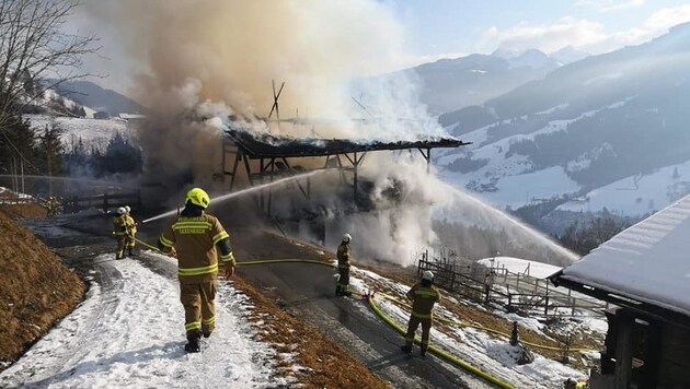 Der Stall des Bauernhofs stand in Flammen. (Bild: Feuerwehr Bruck)