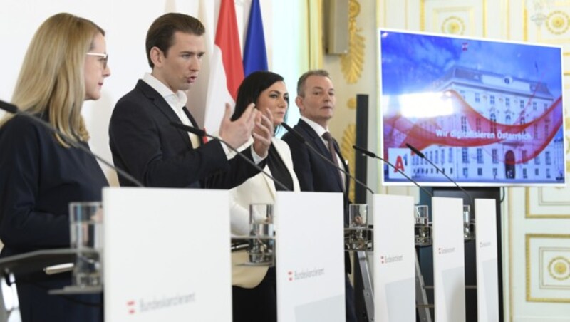 Wirtschaftsministerin Margarete Schramböck, Bundeskanzler Sebastian Kurz, Landwirtschaftsministerin Elisabeth Köstinger und A1-Chef Marcus Grausam (Bild: APA/HANS KLAUS TECHT)