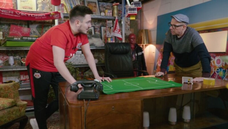 Andres Torres und Max Schmiedl duellierten sich beim „Tipp-Kick“ (Bild: krone.tv)