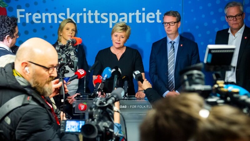 Siv Jensen (Mitte) bei der Pressekonferenz (Bild: AFP)