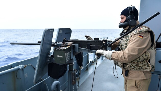 Deutsches Übungsschießen während der EU-Mission „Sophia“ (Bild: AFP)