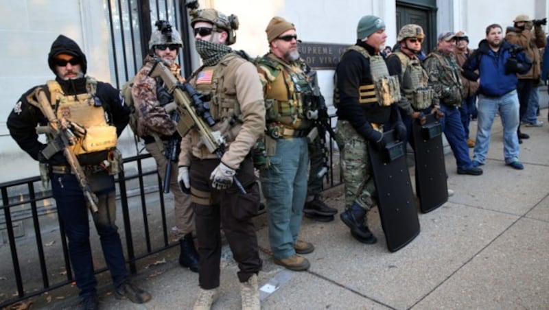 Außerhalb des von der Stadtverwaltung verordneten Sicherheitsbereiches durften die Demonstranten ihr durch den zweiten Verfassungszusatz garantiertes Recht auf Tragen von Waffen ausüben. (Bild: APA/AFP/GETTY IMAGES/WIN MCNAMEE)