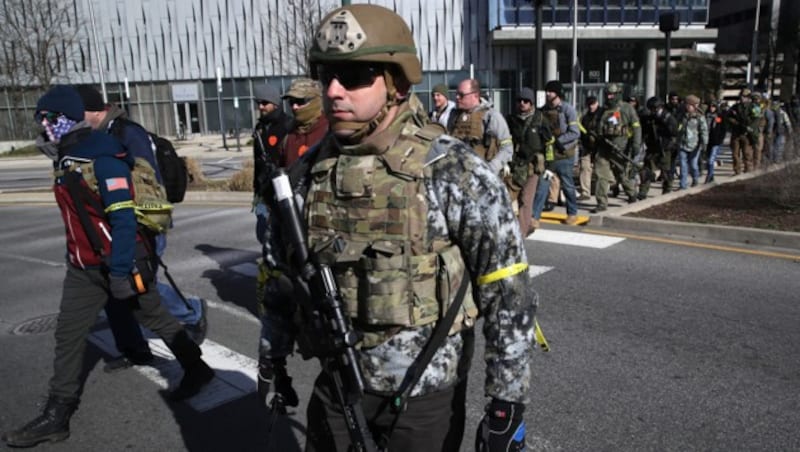 Nein, das ist nicht die Nationalgarde! Das sind Demonstranten in Richmond. (Bild: APA/AFP/GETTY IMAGES/WIN MCNAMEE)