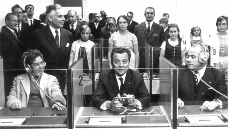 Oktober 1971: Ministerin Hertha Firnberg, LH Hans Sima und Bügermeister Hans Ausserwinkler im Sprachlabor der Uni. (Bild: Archiv Stadtpresse/H.G. Trenkwalder)