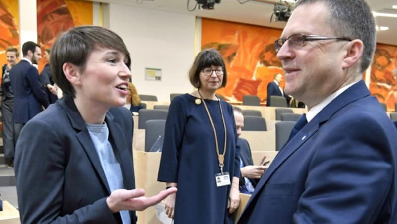 Türkis-grüne Klubchefs im Gespräch: Wöginger und Maurer (Bild: APA/HERBERT NEUBAUER)