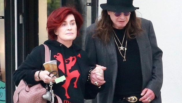 Sharon Osbourne stützt Ehemann Ozzy nach einem gemeinsamen Mittagessen in Los Angeles. (Bild: www.PPS.at)