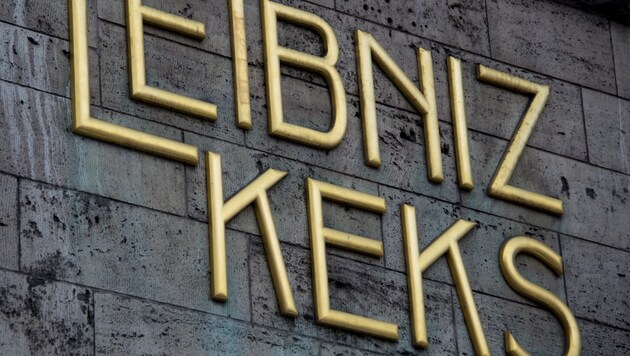 Der goldene Schriftzug „Leibniz Keks“ hängt am Stammhaus des Gebäckherstellers Bahlsen in Hannover. (Bild: APA/dpa/Jochen Lübke)