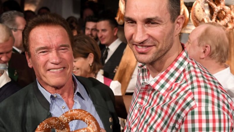 Arnold Schwarzenegger (l.) und Vladimir Klitschko im Rahmen der „Weißwurstparty 2018“ beim Stanglwirt in Going im Jänner 2018 (Bild: APA/ROLAND SCHLAGER)