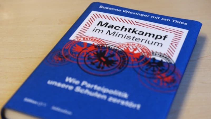 Das Buch „Machtkampf im Ministerium“ von Susanne Wiesinger wirbelt derzeit viel Staub in der österreichischen Innenpolitik auf. (Bild: APA/ROBERT JAEGER)