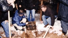 Repro von der Ausgrabung der Saliera in einem Waldstück bei Zwettl, aufgenommen am 22. Jänner 2006, im Rahmen einer Pressekonferenz zum Fund von Benvenuto Cellinis gestohlenem Werk (Bild: APA/Repro Barbara Gindl/BPD Wien, Krone KREATIV)