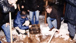 Repro von der Ausgrabung der Saliera in einem Waldstück bei Zwettl, aufgenommen am 22. Jänner 2006, im Rahmen einer Pressekonferenz zum Fund von Benvenuto Cellinis gestohlenem Werk (Bild: APA/Repro Barbara Gindl/BPD Wien, Krone KREATIV)