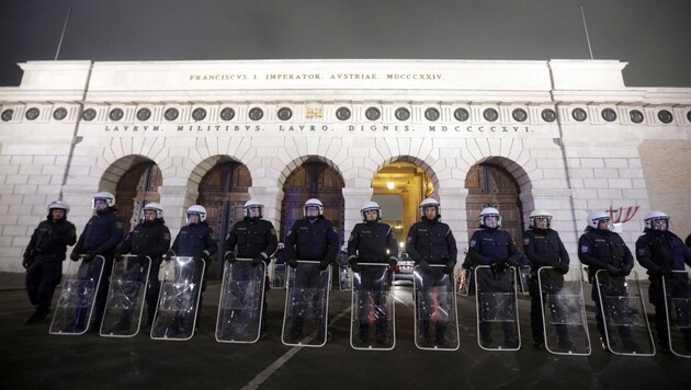 Schon vor Jahren sicherten Polizisten beim Akademikerball den Zugang zur Wiener Hofburg - heuer wird das Bild wohl ähnlich aussehen. (Bild: APA/GEORG HOCHMUTH)