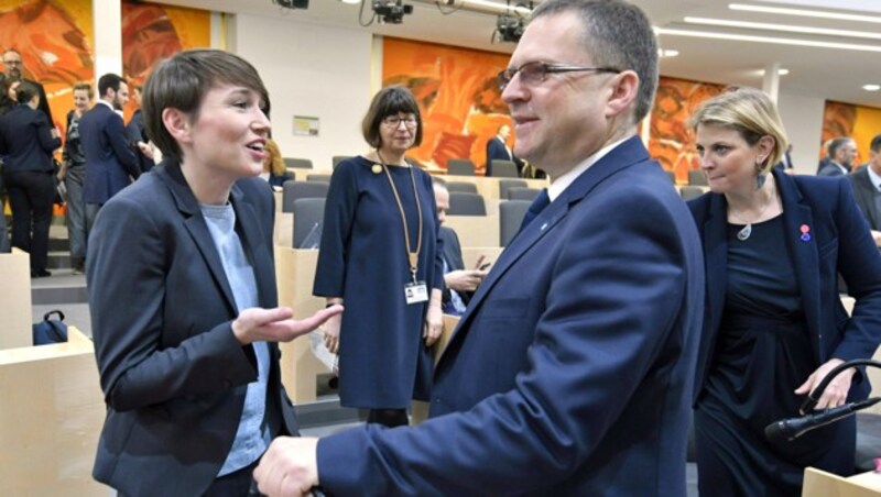 Die Klubchefs von Grün und Türkis, Sigrid Maurer und August Wöginger, gegen die Opposition (rechts: NEOS-Chefin Beate Meinl-Reisinger) (Bild: APA/HERBERT NEUBAUER)