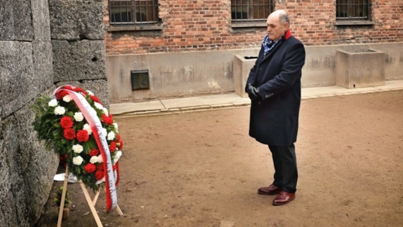 Nationalratspräsident Wolfgang Sobotka bei der Kranzniederlegung im ehemaligen Konzentrationslager Auschwitz (Bild: Parlamentsdirektion/Johannes Zinner)