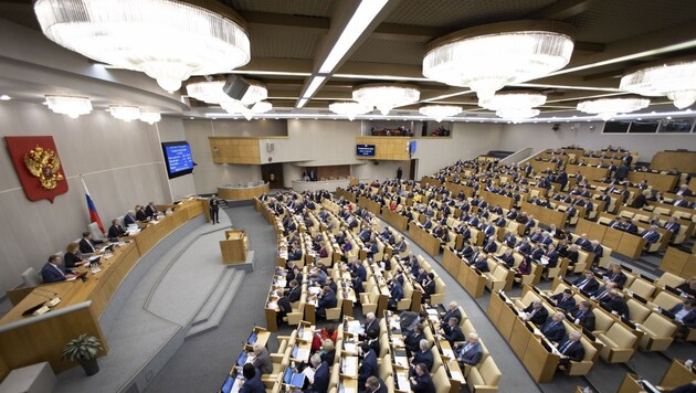 Die russischen Abgeordneten stimmten bereits in der ersten Lesung für die Verfassungsänderungen von Putin. (Bild: AP)