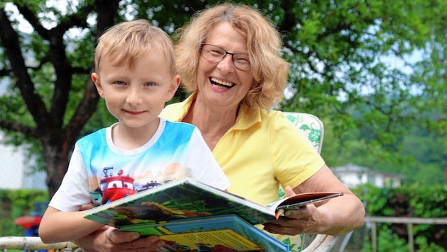 Während die Familienpatin mit dem Nachwuchs liest, haben die Eltern Zeit zum Durchschnaufen. (Bild: Evelyn Hronek Kamerawerk)