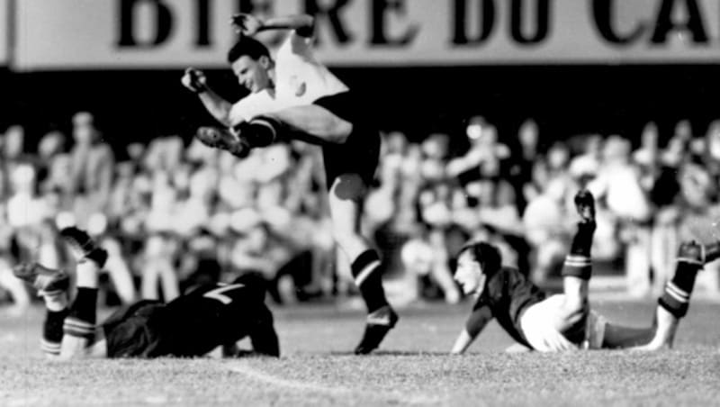 Theodor Wagner (Mitte) in Aktion gegen den Schweizer Torwart Eugene Parlier (li.) während des Spiels Österreich gegen Schweiz bei der Fußball-Weltmeisterschaft 1954 in Lausanne (Schweiz) (Bild: Schirner Sportfoto / dpa / picturedesk.com)