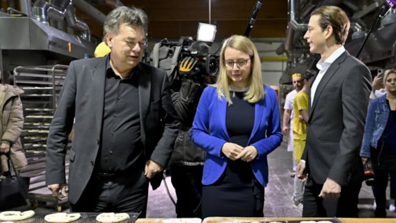 Vizekanzler Werner Kogler, Wirtschaftsministerin Margarete Schramböck und Bundeskanzler Sebastian Kurz (Bild: APA/HERBERT NEUBAUER)