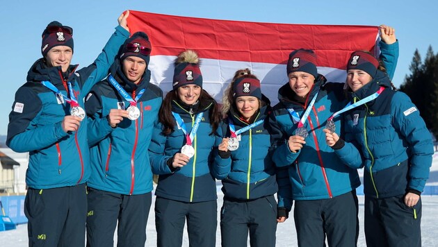 Zum Abschluss gab‘s für Haagen, Engel, Moharitsch, Bassani, Reiter und Walcher (v. li.) Silber im Nordic Mixed-Bewerb bei den Olympischen Jugendspielen in Lausanne. (Bild: GEPA/Christian Walgram)