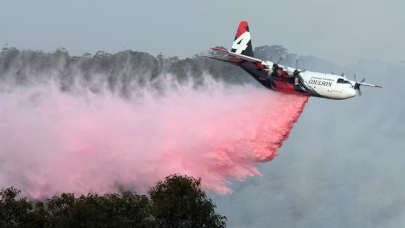 Ein Löschflugzeug bekämpft die Brände in Australien. (Bild: AFP)