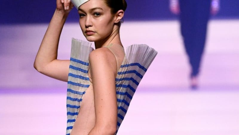 Gigi Hadid am Laufsteg von Gaultier (Bild: AFP )